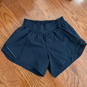 Lululemon Hotty hot 4’; good condition; navy blue